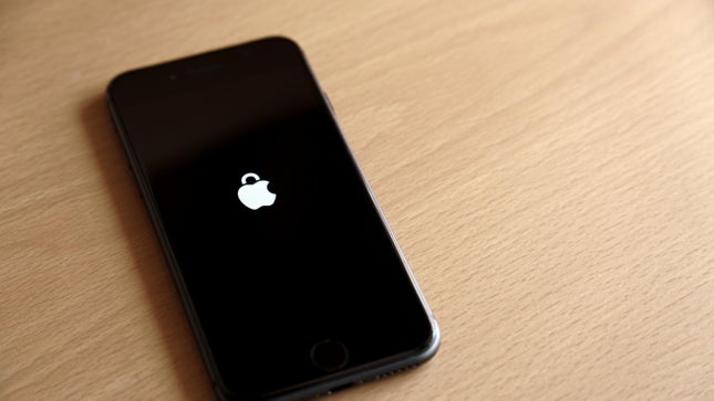 Apple iPhone на столі з логотипом Apple Privacy, яблуко, схоже на замок
